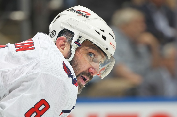 Российский нападающий «Вашингтон Кэпиталз» Александр Овечкин перед игрой с «Тампа-Бэй Лайтнинг» (3:2 ОТ) дал интервью бывшему партнёру по команде Ти Джею Оши, который работает на телевидении.