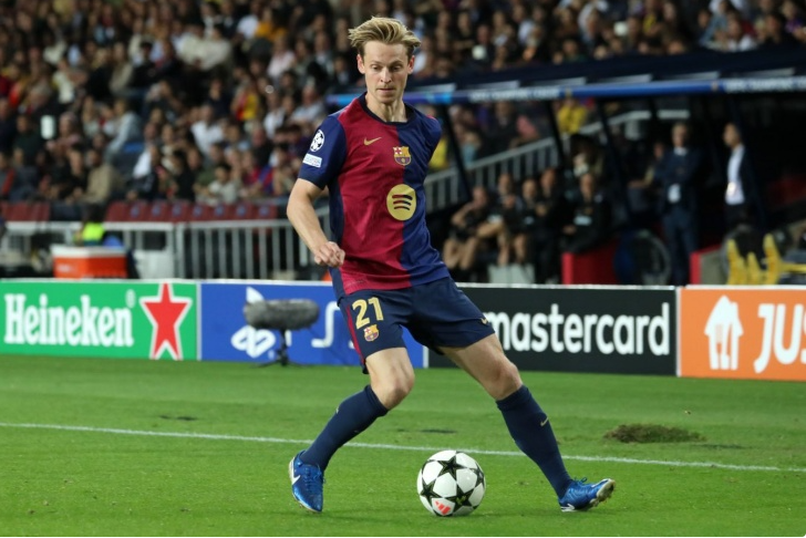 Нидерландский полузащитник «Барселоны» Френки де Йонг высказался по поводу своей зарплаты в клубе.

«Я не скажу вам, сколько я зарабатываю, но об этом много говорят, и приводимые цифры преувеличены, это совсем не так. И это повлияло на то, как меня оценивают», — приводит слова де Йонга Foot mercato.