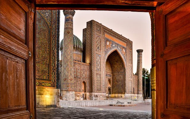 Вид на древнюю архитектуру Самарканда через распахнутые ворота — символ путешествия и знакомства с культурой Узбекистана