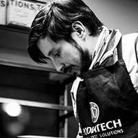 Об авторе
Анзор Шухов — бутфитер Горного клуба «Спорт-Марафон», специалист по биомеханике. Шесть лет помогает горнолыжникам, сноубордистам и велосипедистам кататься в удобных ботинках и туфлях.Если после дня катания единственное, что хочется сделать — снять ботинки, эта статья для вас. В ней рассказываю, как бутфитинг поможет избавиться от боли, мозолей и стёртой кожи на ногах из-за неудобных ботинок для горных лыж и сноуборда. А ещё — зачем бутфитеру помада.