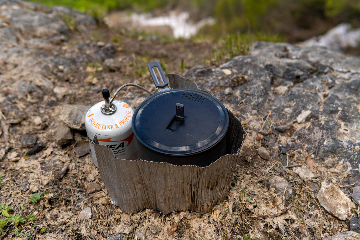 Экран не будет лишним даже для котелка со встроенной ветрозащитой. Фото: Денис Осипов, Горный клуб «Спорт-Марафон»