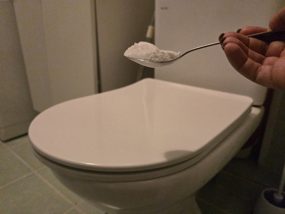    В унитаз клею туалетную бумагу и сыплю соль: лайфхак экономии от умных хозяек - а как пахнет