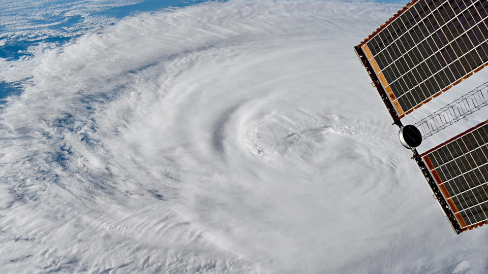 Тайфун над Японией и Тихимо океаном с борта МКС. Фото: JAXA