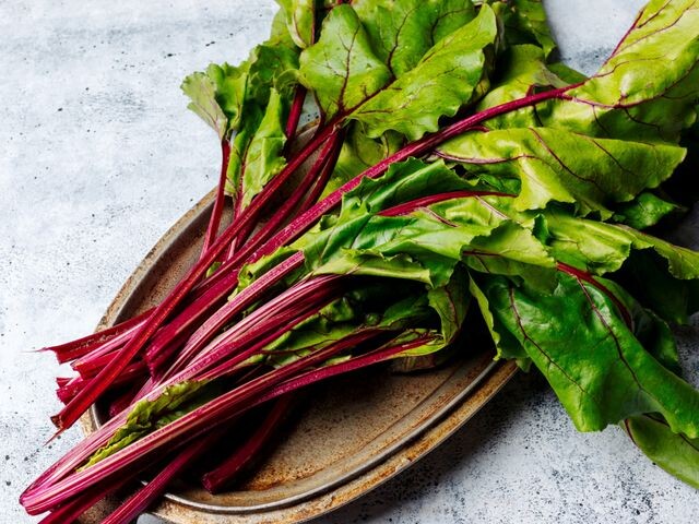 Никогда не выбрасывайте свекольную ботву!