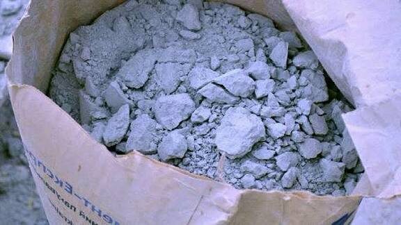 "Слежавшийся" цемент, т.е. - частично прореагировавший с влагой из воздуха