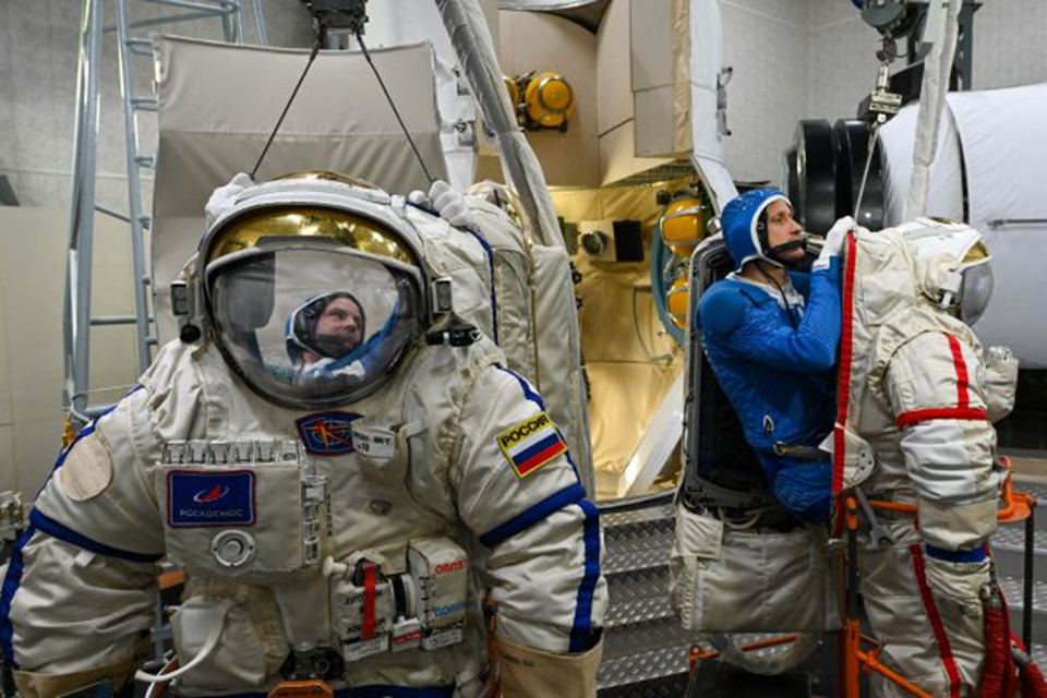 Сергей Кудь-Сверчков и Сергей Микаев входят в скафандры во время тренировки. Фото: ЦПК