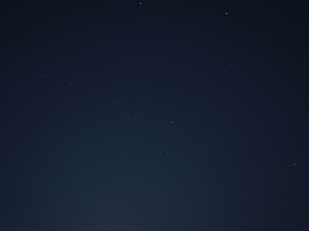 Вспышка метеора в виде короткой горизонтальной чёрточки.