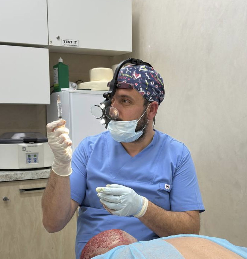 Это наш доктор Кексад Дениз, как раз во время процедуры по пересадке волос.