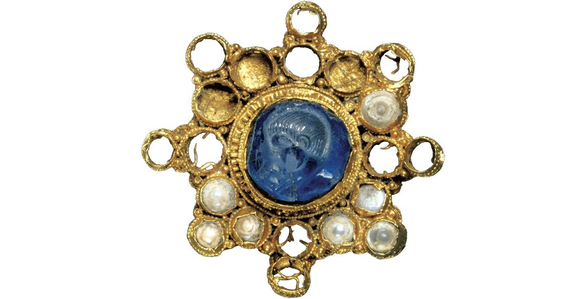 Византийское украшение в оправе из золота и жемчуга демонстрирует связь между имперскими мирами Германии и Константинополя. Императрица Оттона II Феофана была родом из Византии.