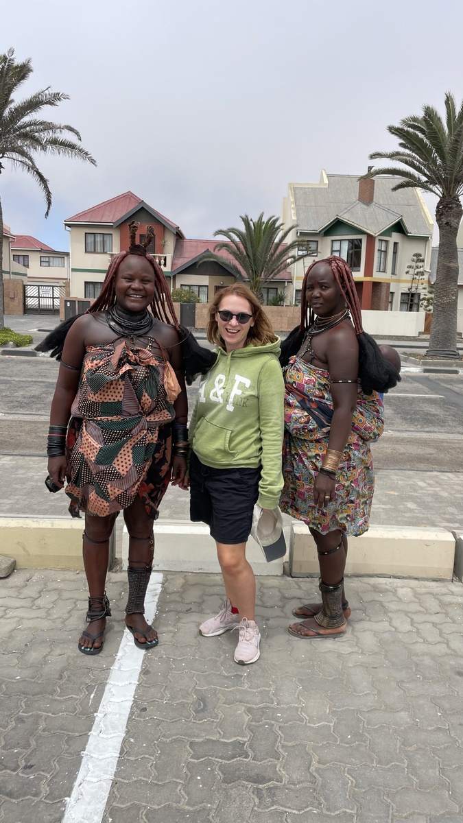 Я с ними сфотографировалась после, возле какого-то супермаркет, они этим промышляют. 