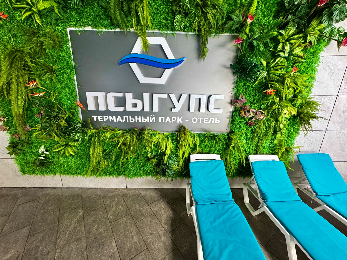 Закрытый бассейн отеля. Фото автора.