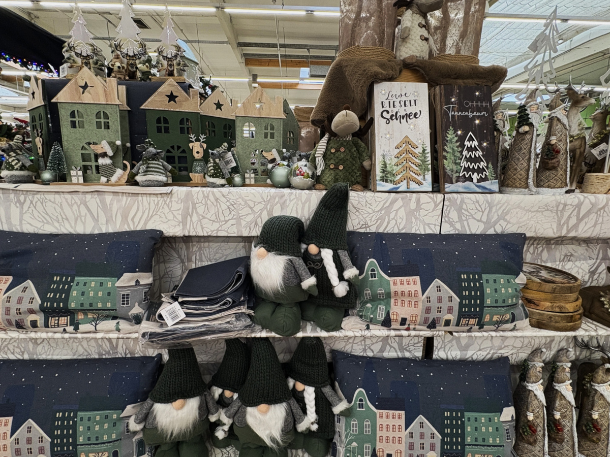 Рождественские аксессуары для украшения дома. Фото моё.