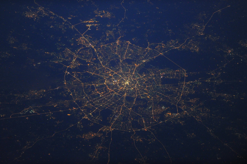Ночная Москва с борта МКС. Фото: Роскосмос