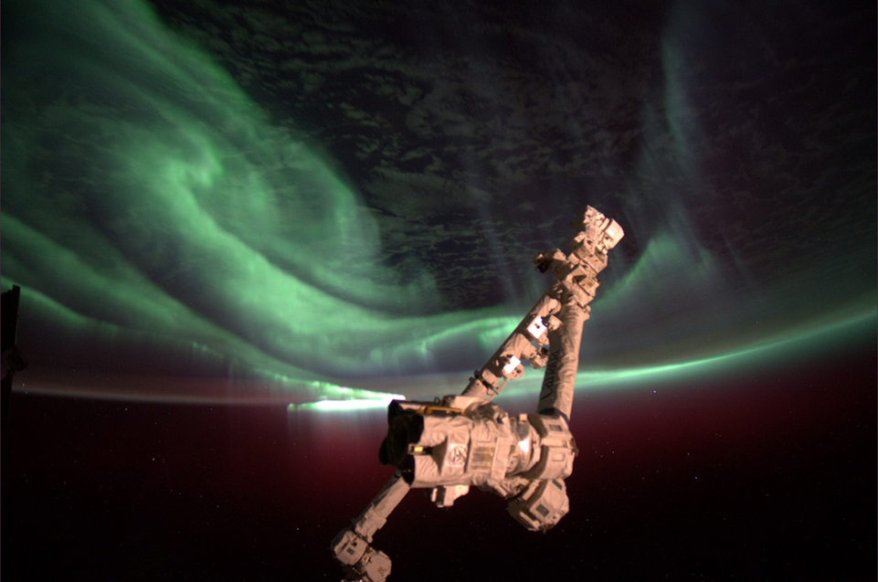 Манипулятор SSRMS на фоне полярного сияния. Фото: Роскосмос