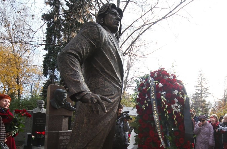 Памятник Дмитрию Хворостовскому на Новодевичьем кладбище в Москве Фото: Ведяшкин Сергей / Агентство «Москва»
