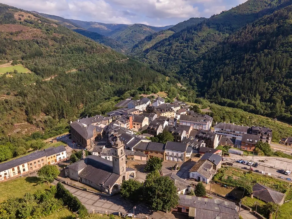 Деревня более современная, но горы всё те же - покрытые лесом, гонять диких варваров сложно