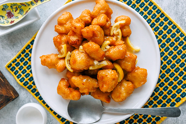 Лимонная курица по-китайски — сочное мясо, хруст и яркий соус