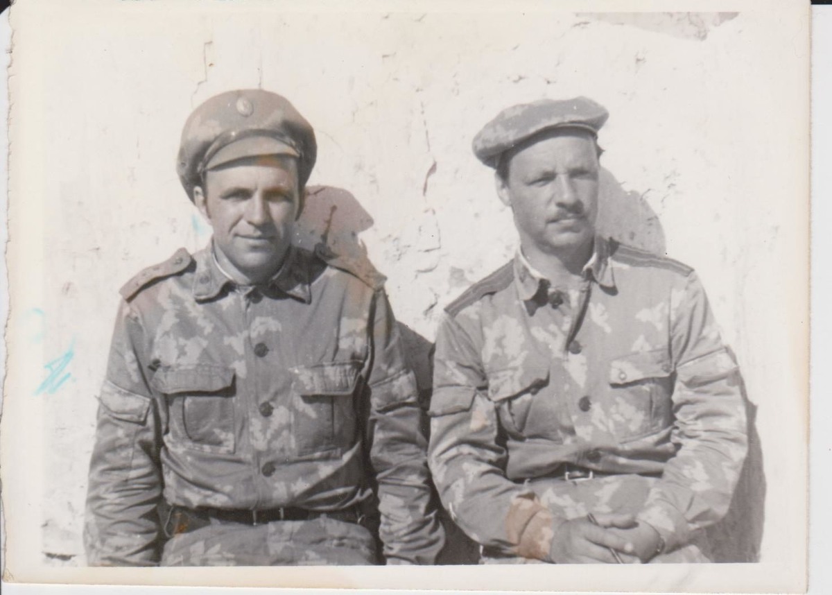 Замполит Рассказов и майор АНАНЬЕВ Николай Александрович (с февраля 1987 по январь 1988 - начальник ММГ-4 Калайи-Нау Тахта-Базарского ПогО) Ананьев тоже был грозным. По его приказу пацаны копали окопы 4 суток не заходя в землянку, за то что жарили пончики за дзотом по сути на минном поле.