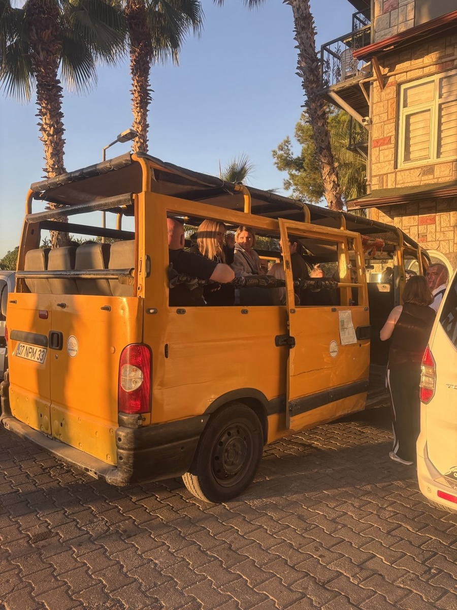 Машина,которая курсирует по территории отеля