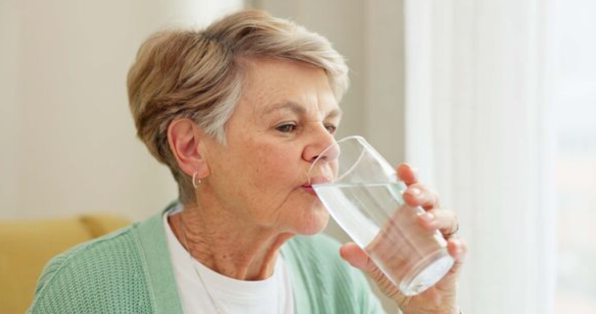 Тёплая вода мягко запускает пищеварение, смягчает влияние кофеина, печень перестаёт получать стрессовые сигналы.