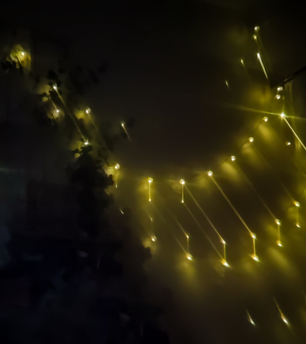 Фото сделано через этот самый кусочек стекла. Чем не звёздное небо?) 