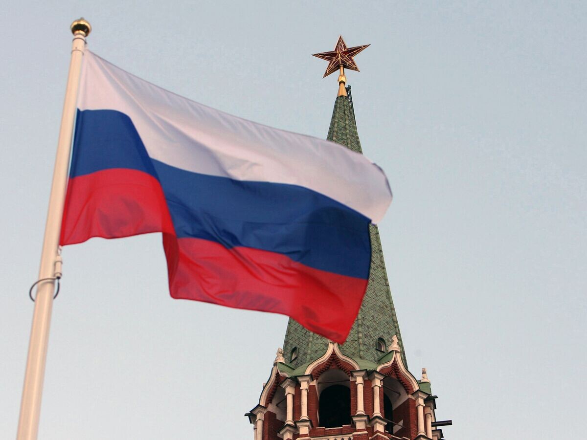    Российский государственный флаг на фоне кремлевской башни© РИА Новости / Алексей Никольский