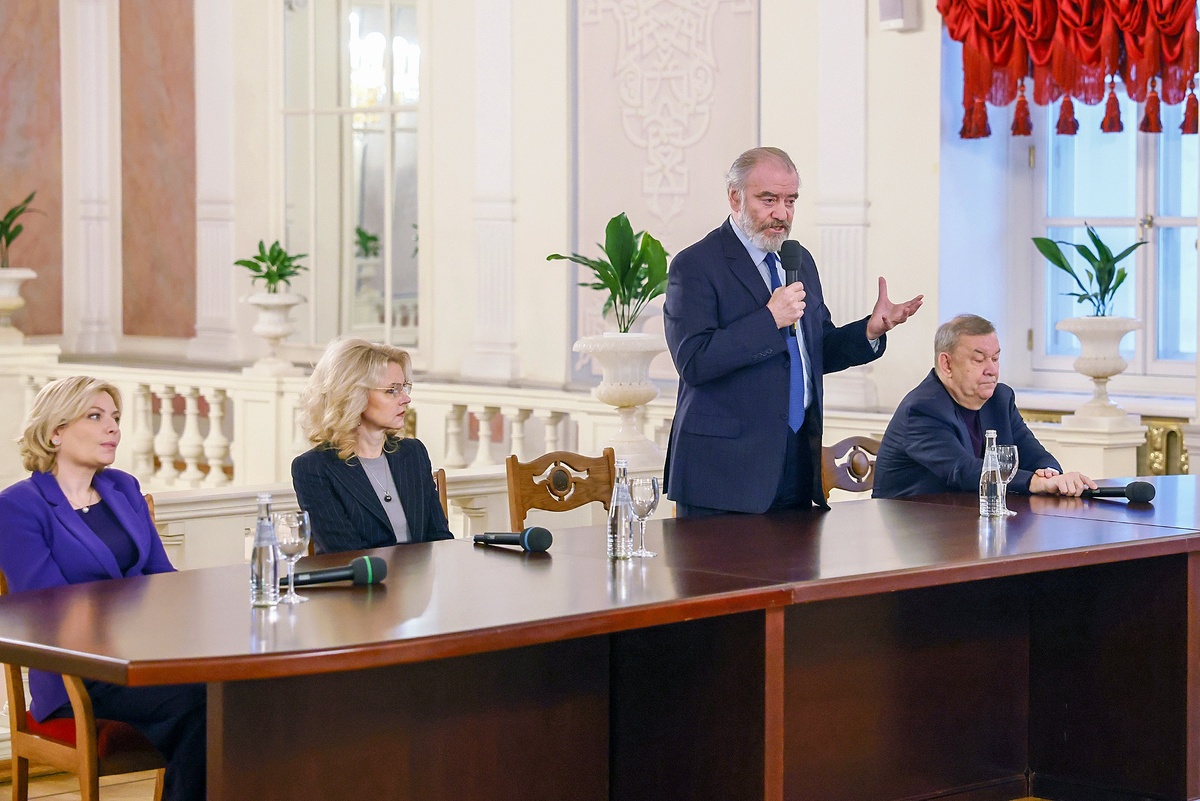    Министр культуры РФ Ольга Любимова, зампред правительства РФ Татьяна Голикова, Валерий Гергиев и Владимир Урин (слева направо) в зале Большого. 2023 год./РИА Новости