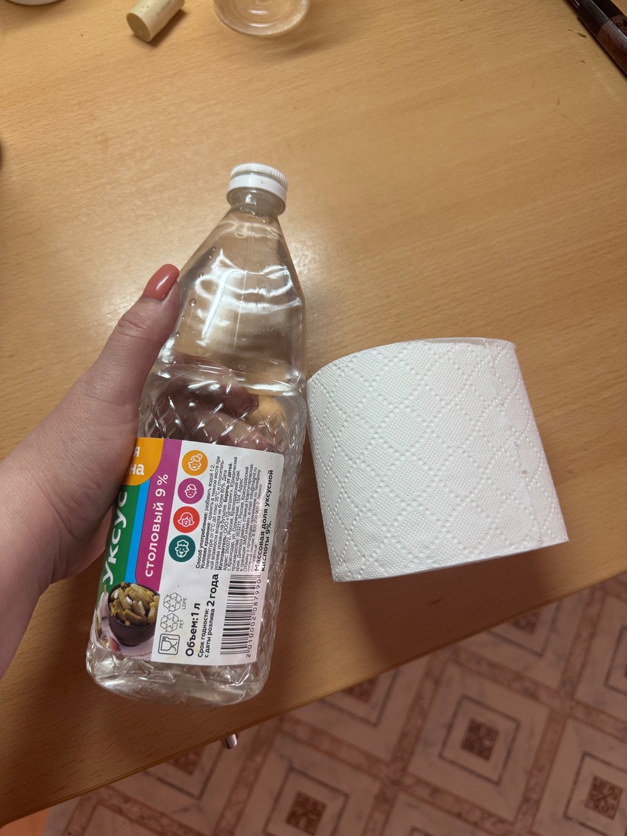    С первым снегом покупаю 3 л уксуса - и не мучаюсь, как городские: посоветовал старичок из деревни - дома спокойно до весны