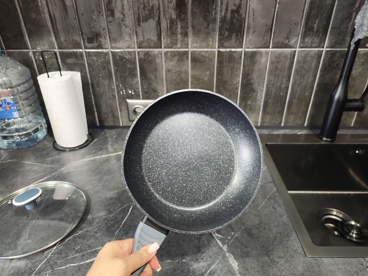    Кладу сковороду в полиэтиленовый пакет, и нагар отлетает мгновенно — любуюсь отражением