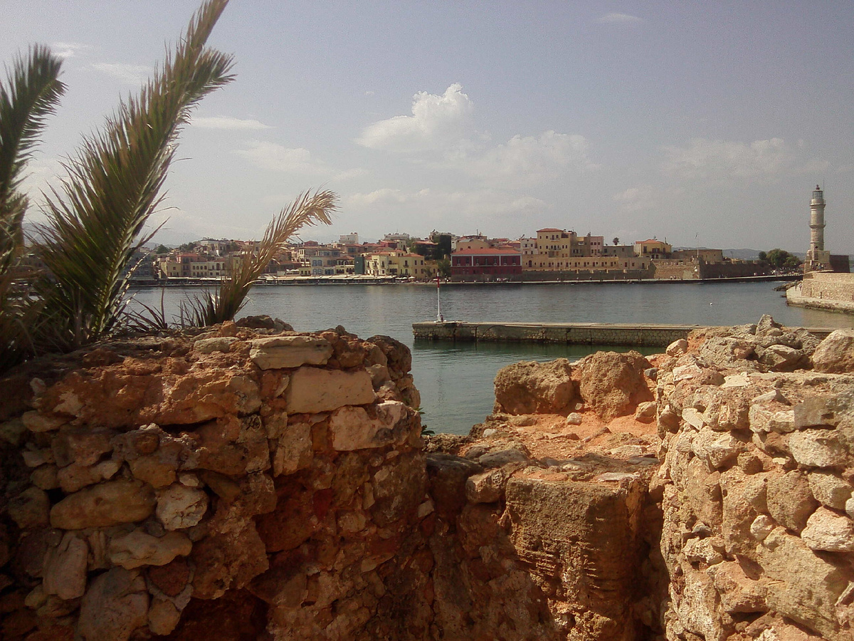 В древности на территории города находился полис Кидония