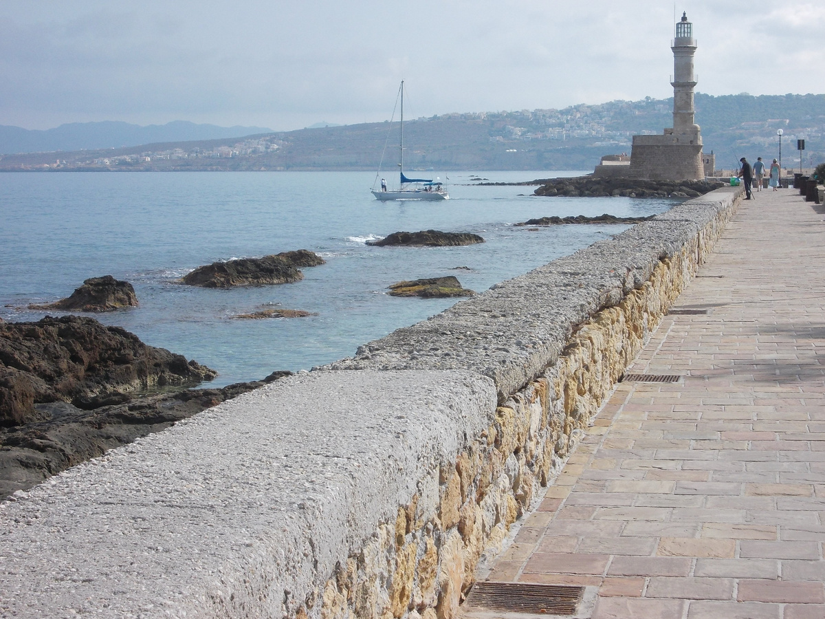 В 1204 году Кидонией овладели генуэзцы и построили башню на месте византийской крепости, но в 1211 году Крит снова перешёл под власть венецианцев. Тогда же Ханья стала резиденцией ректора — главы администрации острова