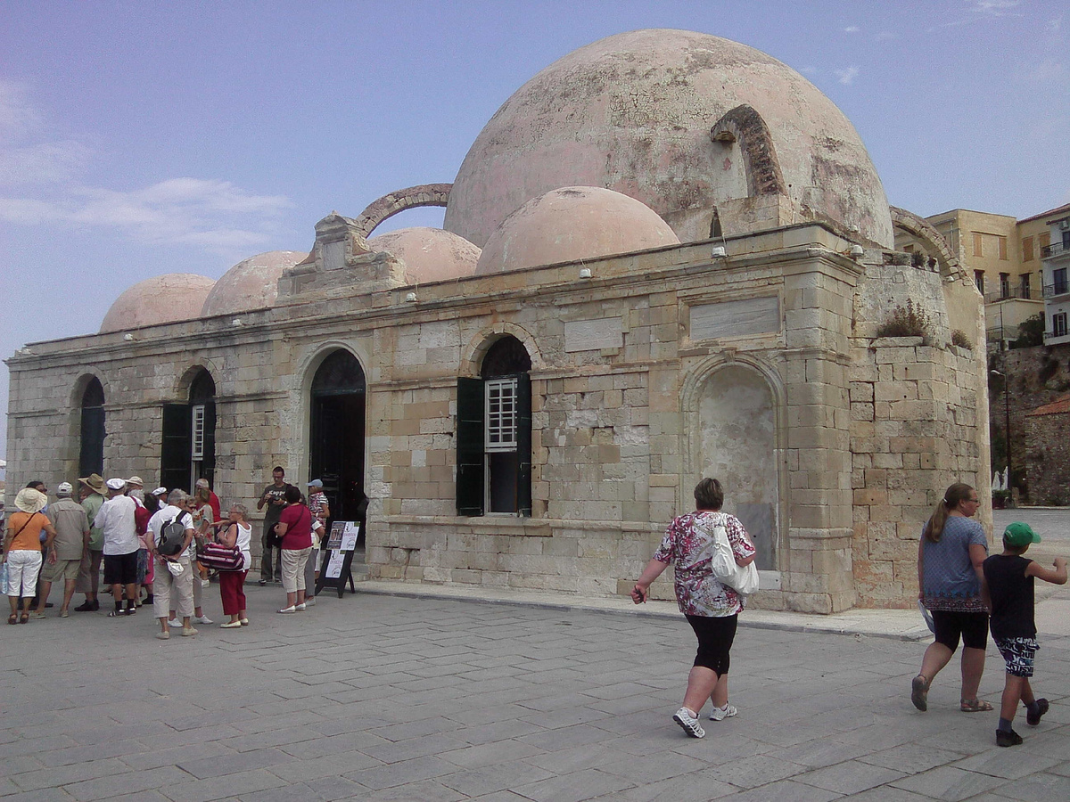 Мечеть Кючук Хасан или Мечеть Янычаров  в веницианской гавани Ханьи. Построена в честь первого командира гарнизона города. Мечеть, во дворе которой росли пальмы и располагались могилы пашей и янычаров, прекратила работу в 1923 году в связи с изгнанием турецкого населения из Крита в ходе греко-турецкого обмена населением