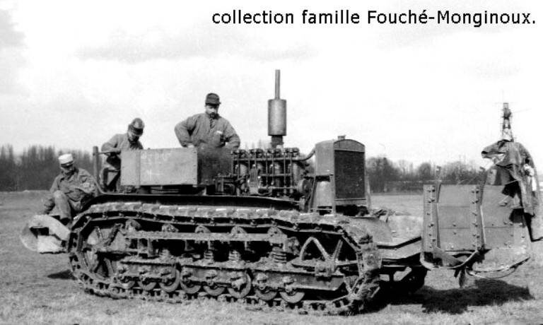 Машина № 1 Тип А лейтенанта Шарля Фуше, первый прототип французского танка, испытанный в Венсене утром 17 февраля 1916 года. На фото слева направо маршал Куртуа, маршал де Буске, маршал Пьер Лескуде. Источник: коллекция семьи Фуше Монжину