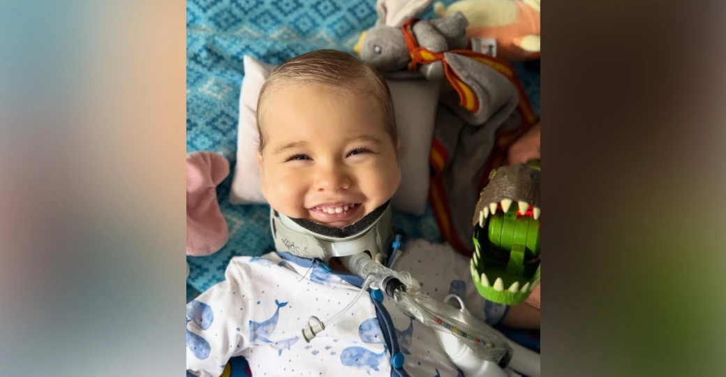 «Я думал, он погиб». Врачи смогли приделать голову двухлетнего мальчика обратно к позвоночнику