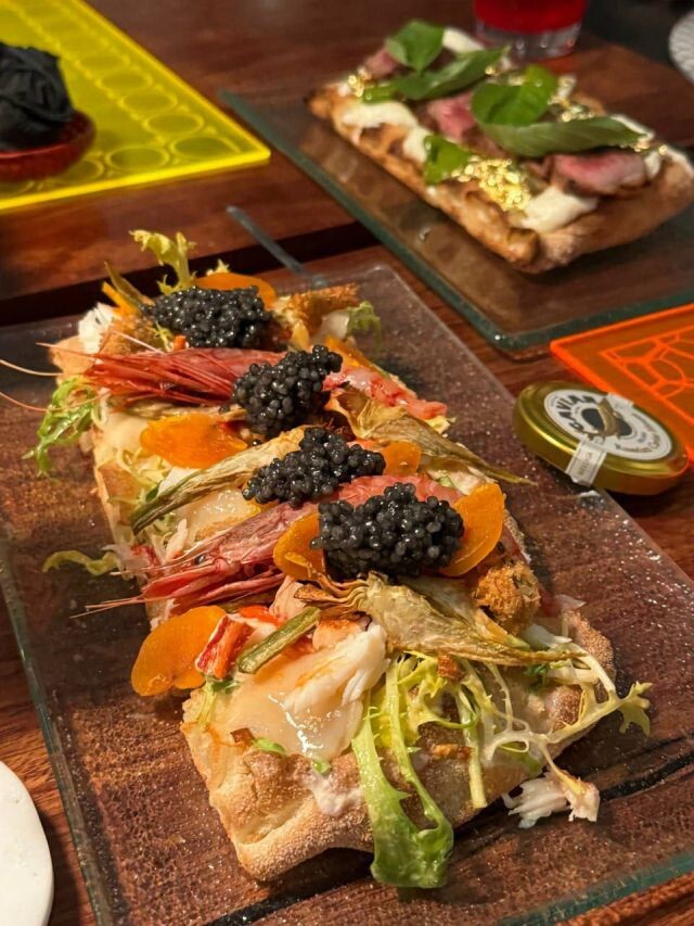 Блюда из того самого ресторана с "золотой" пиццей. Источник фото: https://trinixy.ru/