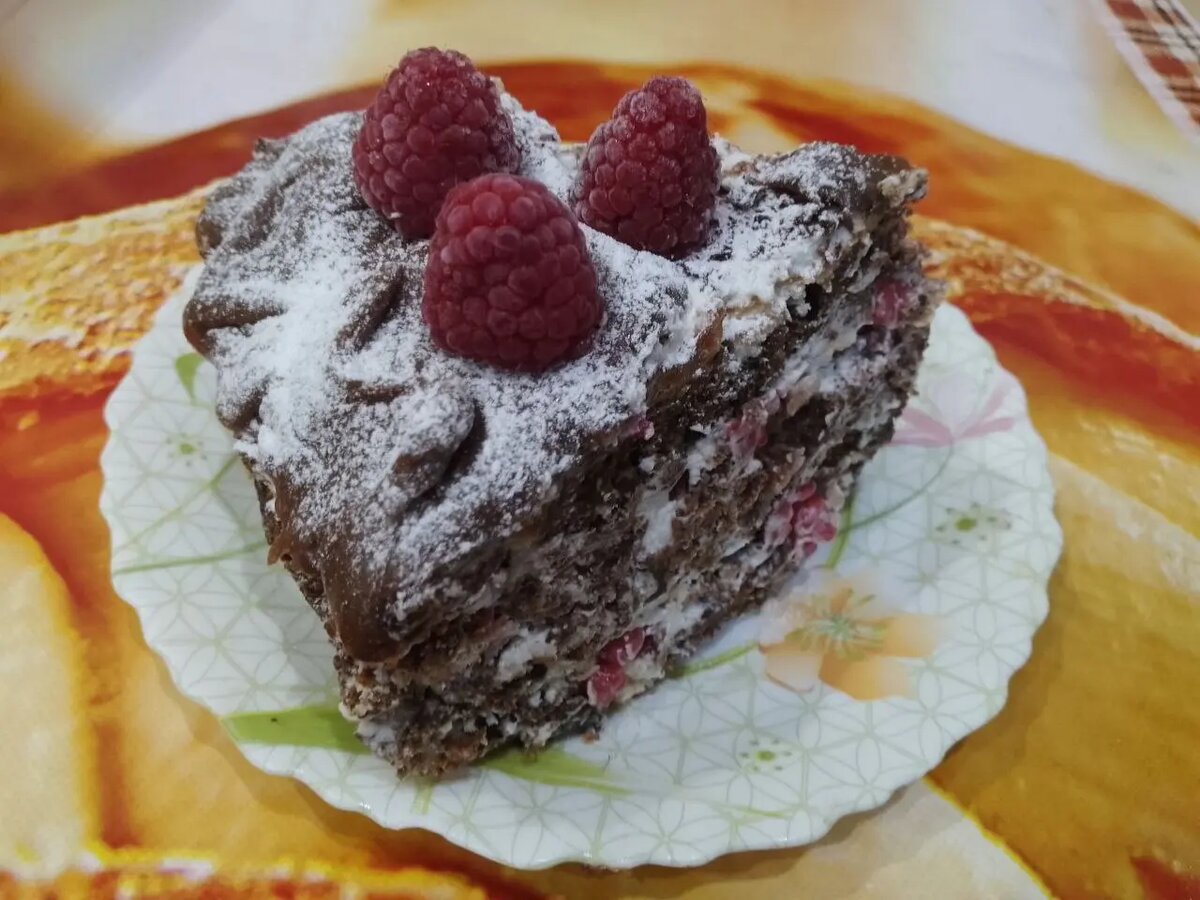 Торт шоколадно-меренговый с кремом из взбитых сливок