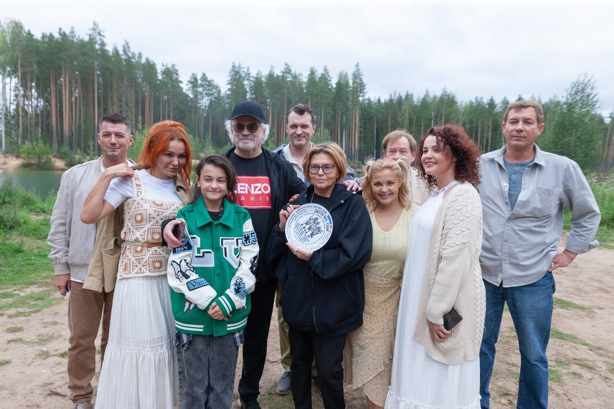 Съёмочная группа сериала «Здесь все свои»