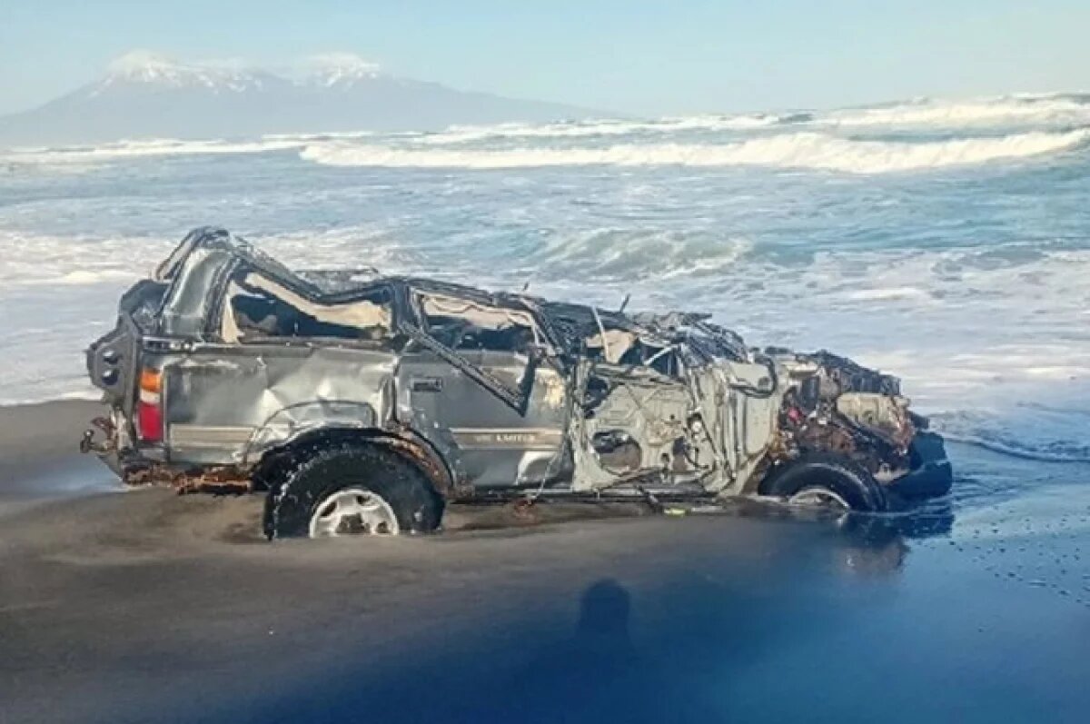    На Сахалине ищут водителя разбитого авто, найденного на Белых Скалах