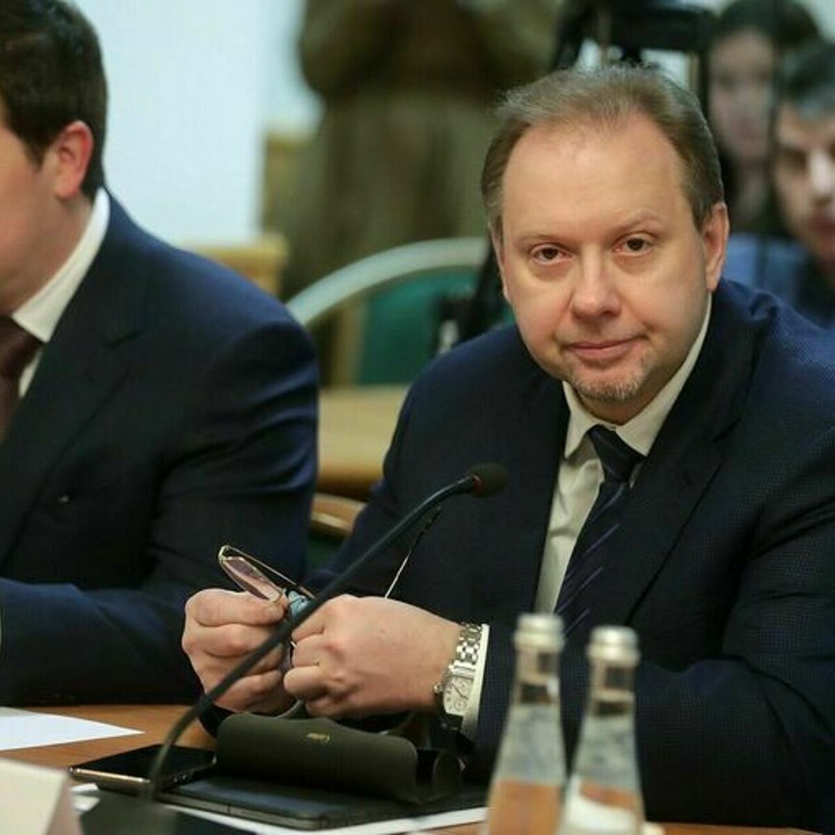 Депутат Матвейчев дело говорит! По часам, по костюму сразу видно, толк в хорошей жизни он знает, в вопросе ориентируется, чувствует себя, как рыба в воде..