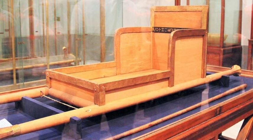 Паланкин с написью "Мать царя, которая наставляла его. Та, чьи наставления всегда исполнялись"