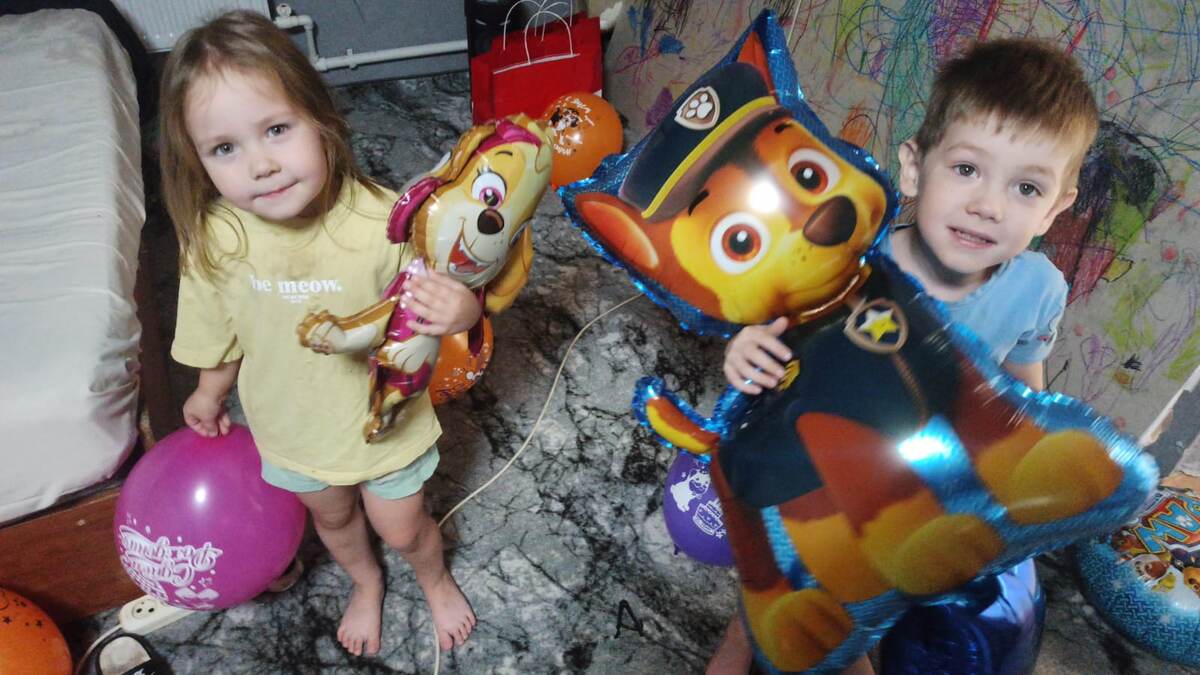 Утром их встречали вот такие шарики. Они сейчас фанаты  мультика "Щенячий патруль".