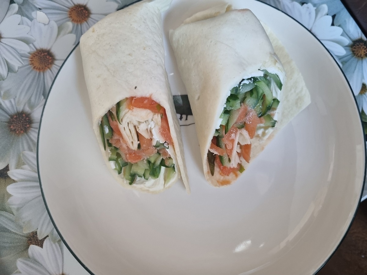    Просто заворачиваю рыбу в лаваш и запекла в духовке: даже мой брат, который не ест рыбу, просил еще