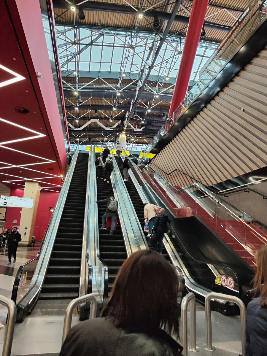 Аэропорт Шереметьево. Вперёд, на регистрацию. Фото автора.