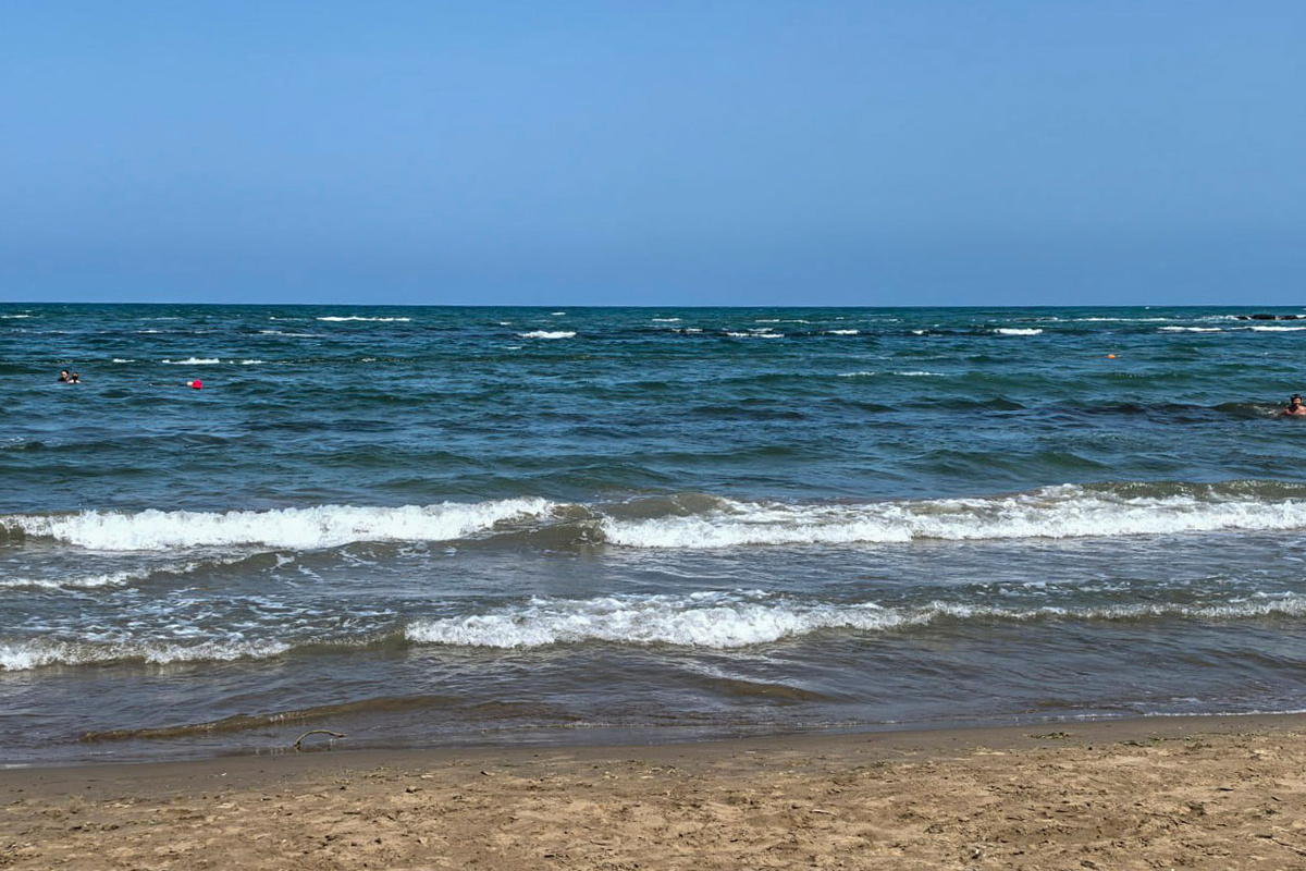 Женщина отправилась нырять с маской несмотря на высокие волны и плохую погоду.  Фото: Фото: ФедералПресс / Ксения Кобалия