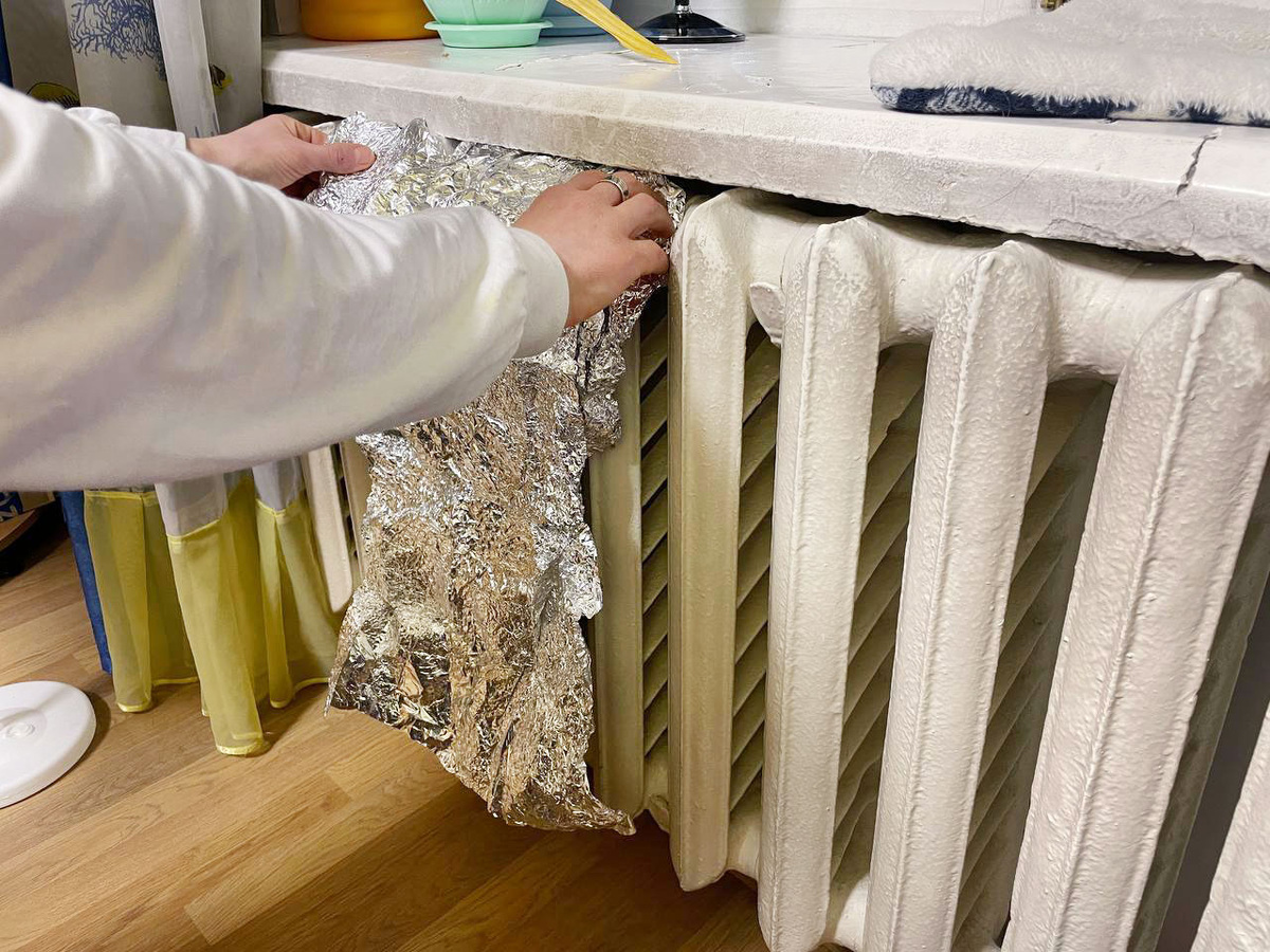    Накрываю так батарею, и она печет как солнце в Сахаре - в квартире теплее в 2 раза