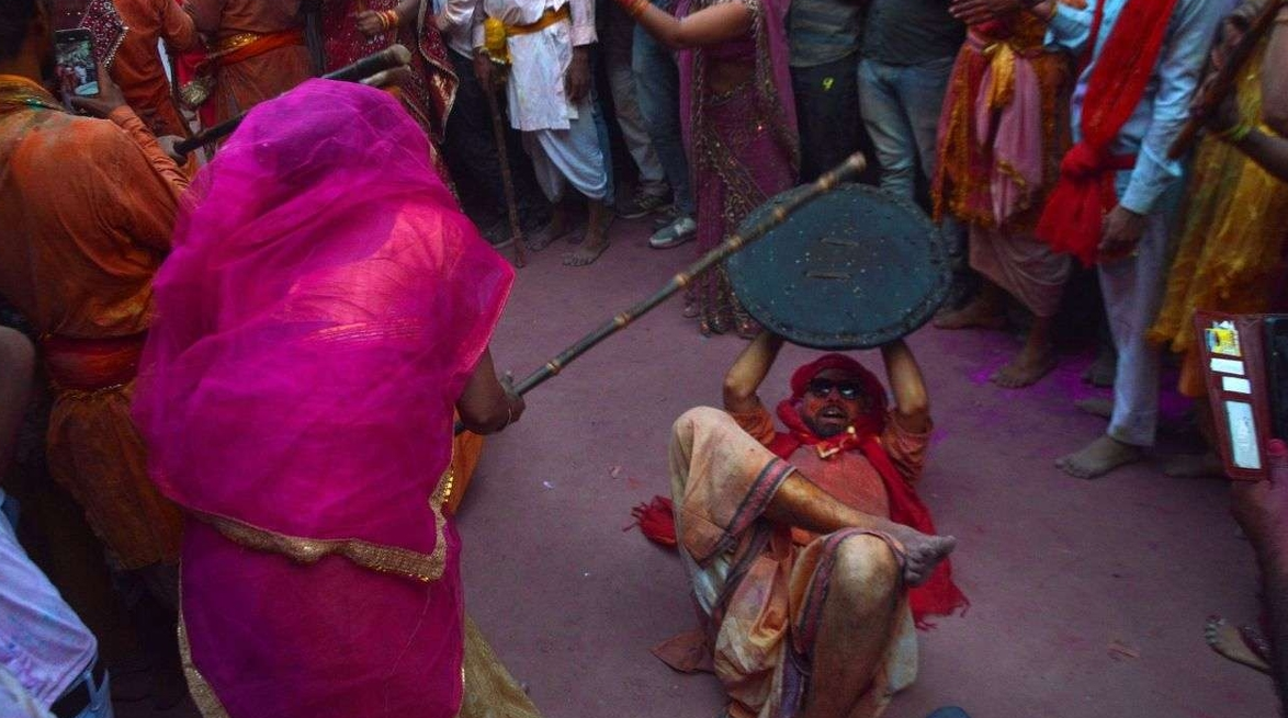 С каким шиком он это делает. Верно, сам Кришка воплотился!