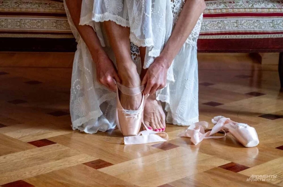    Прыжки, повороты, взмахи, вращения – ежедневная реальность артистов балета, поэтому проблемы со связками и суставами у них не редкость.