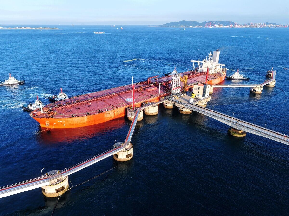    Танкер с сырой нефтью у нефтяного терминала порта Циндао© Getty Images / NurPhoto/Costfoto