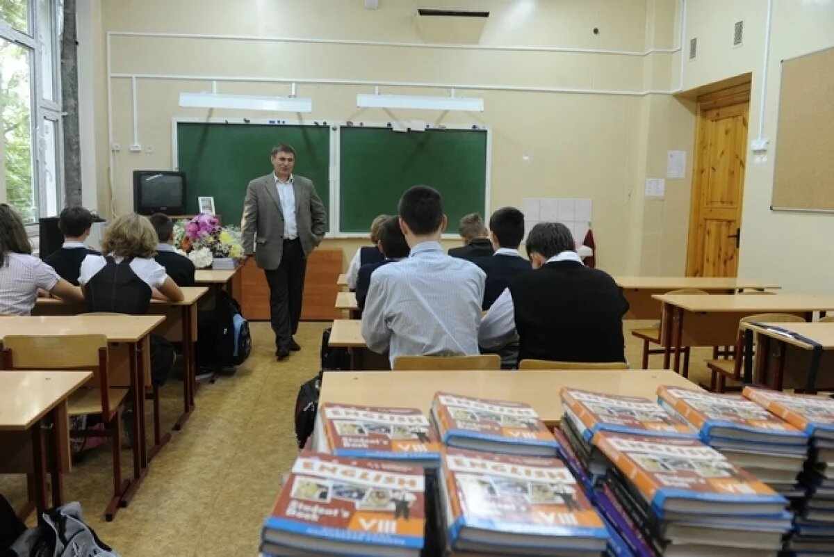    Омич попал в больницу после удара электрошокером в школе