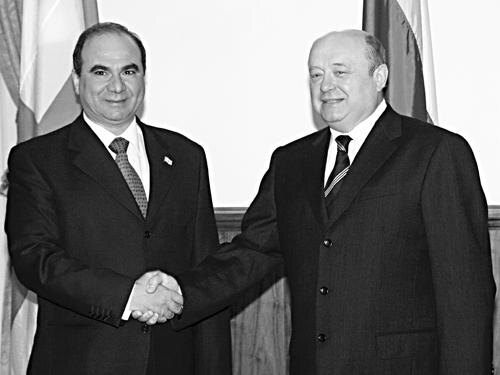 Премьер-министр России Михаил Фрадков (справа) и премьер-министр Грузии Зураб Жвания во время двусторонней встречи в Москве